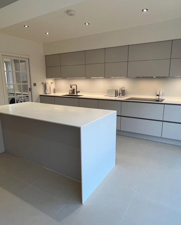 12mm worktops in Staron - Aspen Glacier inc. coved upstands, integrated end panels, sink & hob cut outs. Templated, manufactured & installed by F&M Fabrications..#staron #aspen #glacier #white #worktops #so.jpg